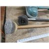 Image 2 : floor polisher and 2 brushes