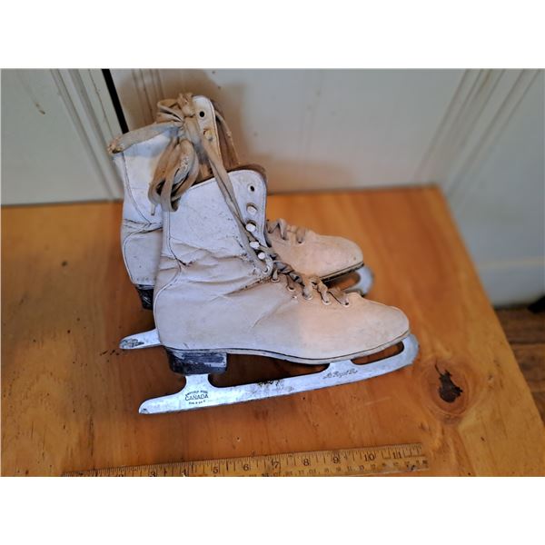 Women’s Vintage Retro Sheffield Steel Mt Royal Ice Skates, Size 2, Made in Canada