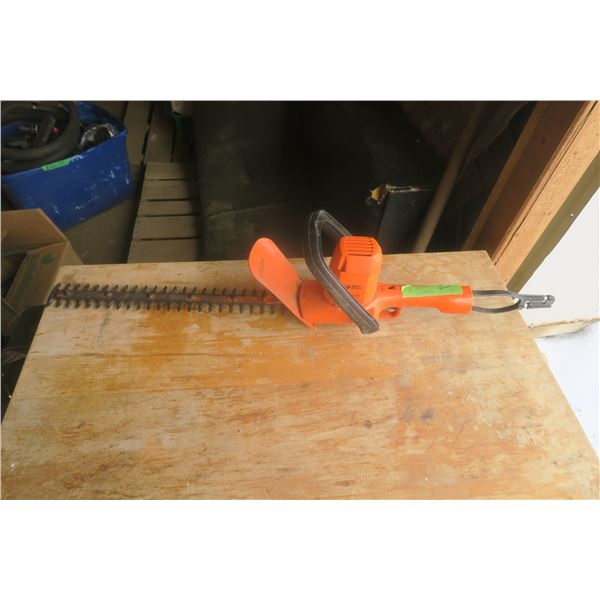 Black & Decker 18" electric hedge trimmer  - working