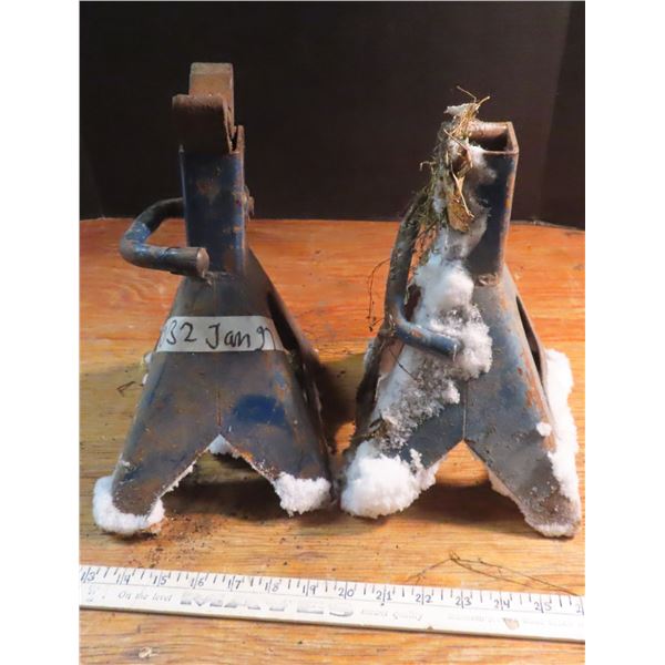 pair of jack stands
