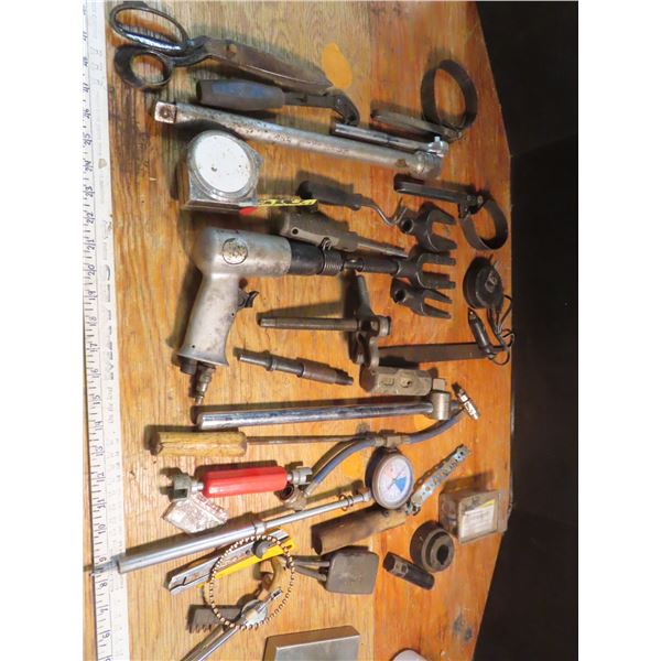 Air chisel with seperators, large lot of tools
