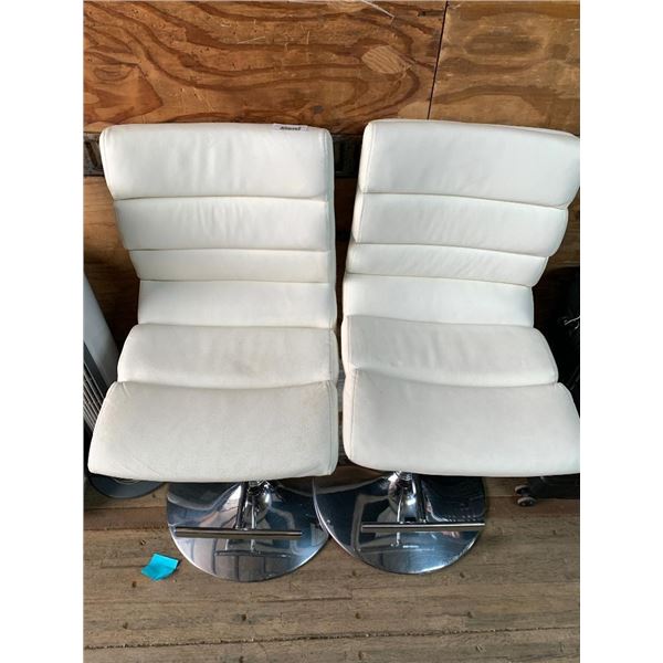 Lot of 2 white leather bar chairs