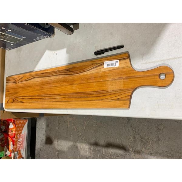 WOOD CHARCUTERIE/CUTTING BOARD WITH HANDLE,