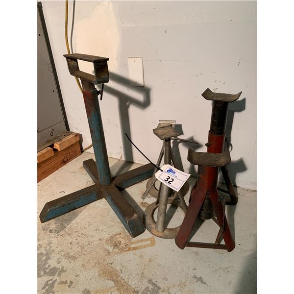 GROUP OF 4 JACK STANDS & 1 SAW STAND
