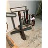 Image 3 : GROUP OF 4 JACK STANDS & 1 SAW STAND