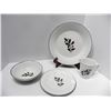 Image 2 : 4 PIECE SETTING CHRISTMAS HOLLY STONEWARE DINNERWARE SET