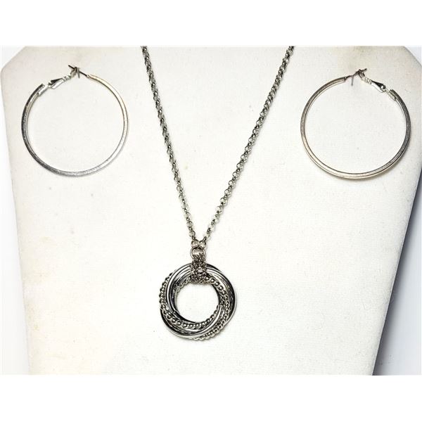 5)  ROUND MULTI CIRCLE NYGAARD PENDANT ON 20  CHA