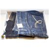 Image 1 : 2 PAIR LADIES JEANS 24W