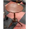 Image 1 : ANTIQUE SCALLOPED EDGE TILT TOP SIDE TABLE