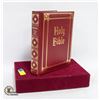 Image 1 : BIBLE IN A VELVET BOX