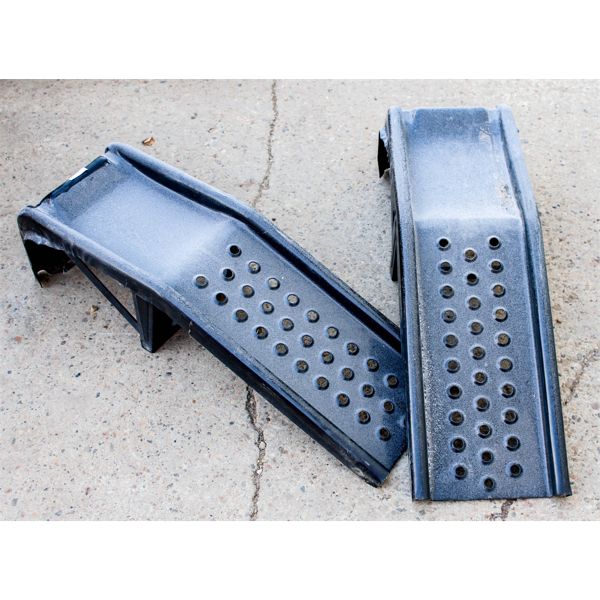 SET OF BLACK CAR RAMPS