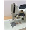 Image 5 : Vintage Singer 221K Featherweight White Sewing Machine with Carry Case as pictured
