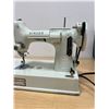 Image 6 : Vintage Singer 221K Featherweight White Sewing Machine with Carry Case as pictured