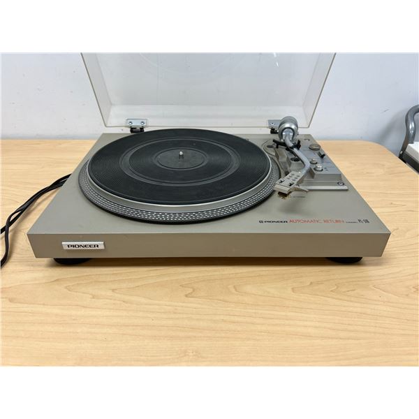Vintage Pioneer Turntable Record Player PL-516 powers and spins but not tested further