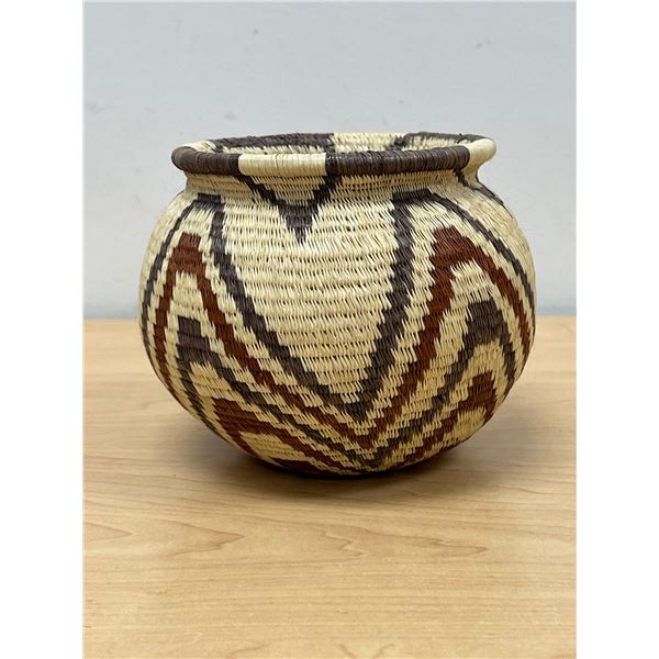 Nice Woven Decorative Basket (Possibly Wounaan) Smaller Approx: 5"T 5.5"W