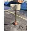 Image 8 : Mid Century Brass / Wood Floor Lamp - Works - 55.5"T 19.5"W see all photos