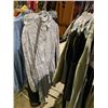 Image 3 : LOT OF ASSORTED CLOTHING INCLUDING; PANTS, DRESS, SKIRTS & MORE