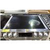 Image 2 : LG STUDIO THINQ ELECTRIC INDUCTION STOVE WITH CONVECTION OVEN