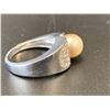 Image 2 : 14KT WHITE GOLD RING SIZE 6 1/2 SET WITH ONE ROUND LIGHT CHAMPAGNE COLOURED CULTURED PEARL AND