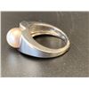 Image 3 : 14KT WHITE GOLD RING SIZE 6 1/2 SET WITH ONE ROUND LIGHT CHAMPAGNE COLOURED CULTURED PEARL AND