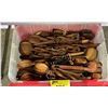 Image 2 : BIN OF AFRICAN CARVED LETTER OPENERS