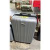 Image 2 : 2 SILVER SAMSONITE HARD SHELL SUITCASES *SMALL CRACK ON CARRY ON*