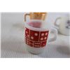 Image 5 : (4) Mugs - 1950s Fire King Peach Lustre D-Handle, Thermoset Tulip, Dice