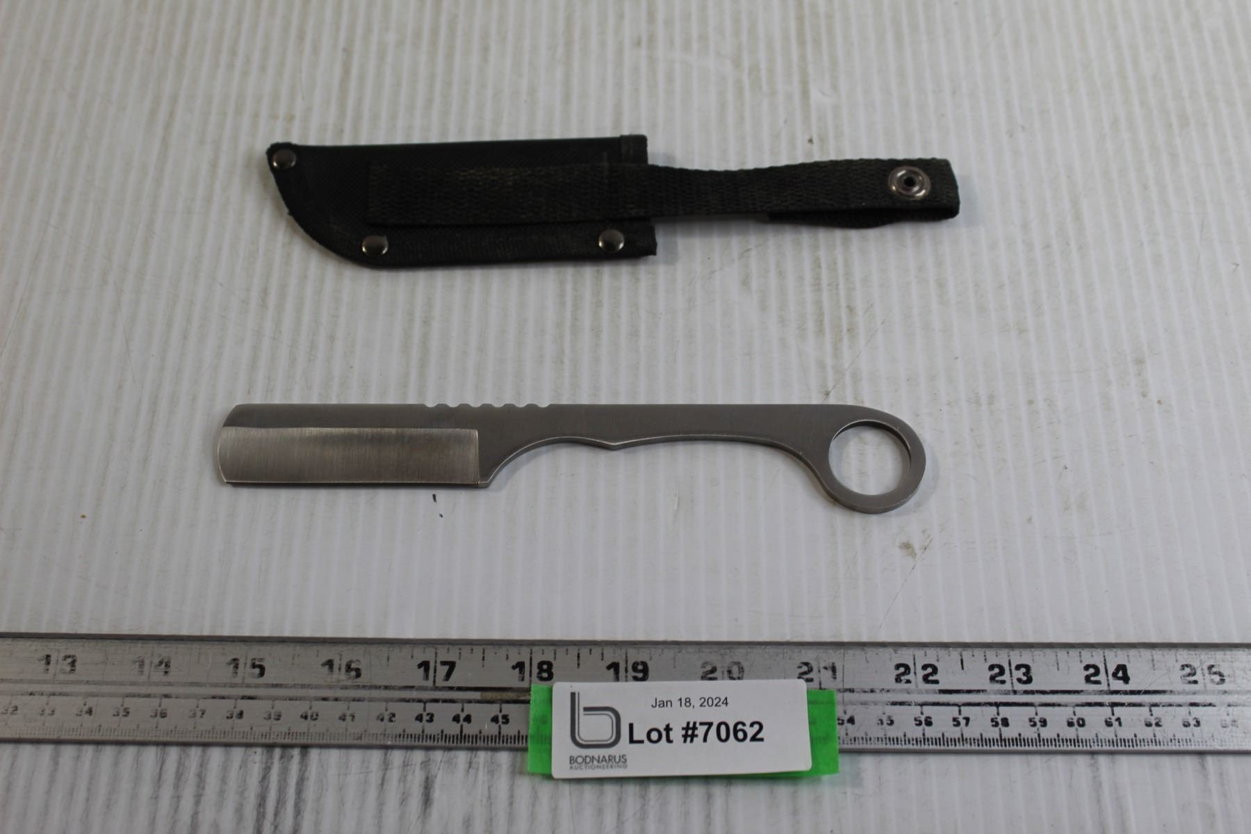 Master Fixed Blade Straight Edge Razor with Pouch - Bodnarus Auctioneering