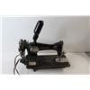 Image 3 : Vintage Singer Electric Sewing Machine