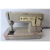 Image 2 : Singer Electric Sewing Machine - Zig-Zag Model 457