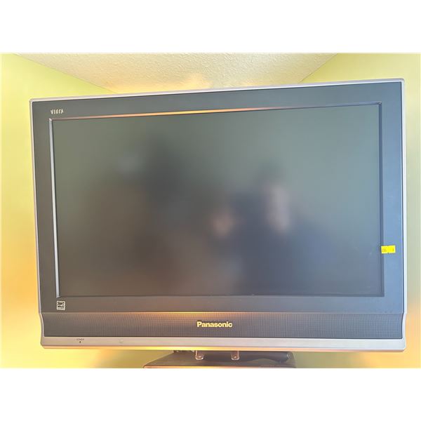 Panasonic Viera 32 inch Flat Screen comes with Base