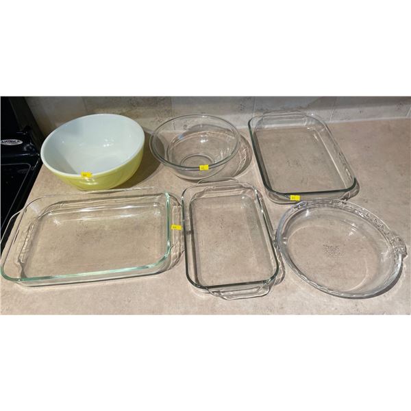 Assorted Collection Of Pyrex, 6 Pieces in Total