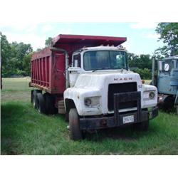 1972 MACK DM685S T/A DUMP