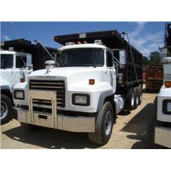 2001 MACK RD688S TRI-AXLE DUMP