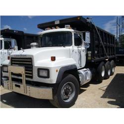 2001 MACK RD688S TRI-AXLE DUMP