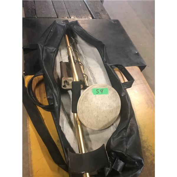METAL DETECTOR & CASE