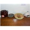 Image 1 : 4 pieces of vintage pottery. Some hand painted. A couple of small chips in some pieces. No cracks. M