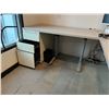 Image 2 : 7 FT X 7 FT GREY DESK WITH WHITE DRAWERS