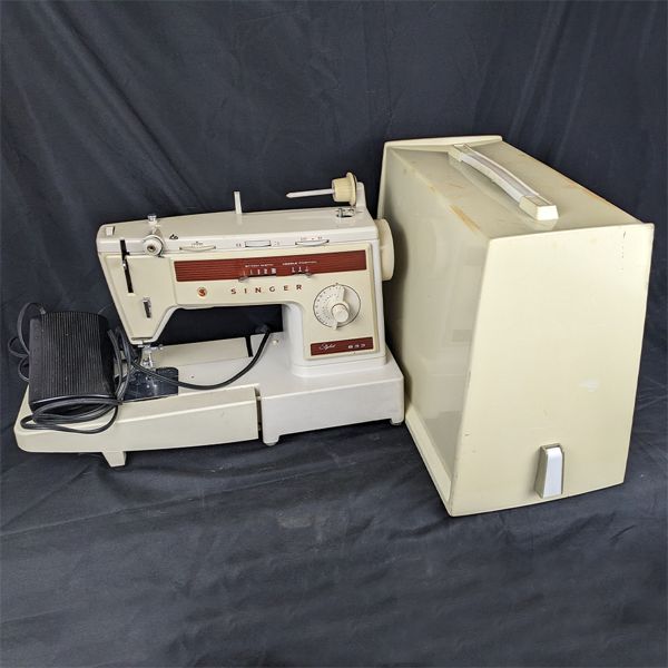 Singer Stylist 833 Sewing Machine With Travel Case.