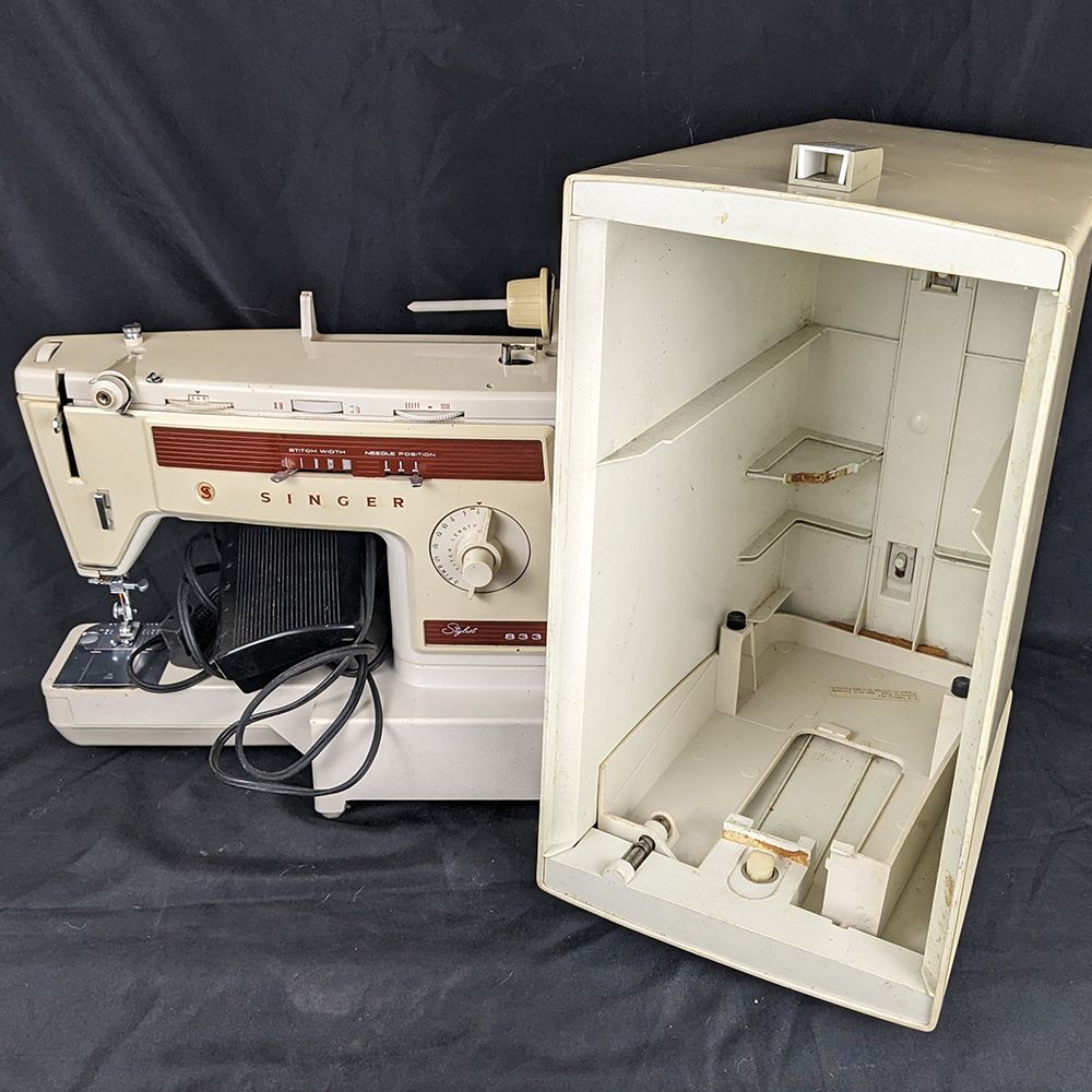 Singer Stylist 833 Sewing Machine With Travel Case.