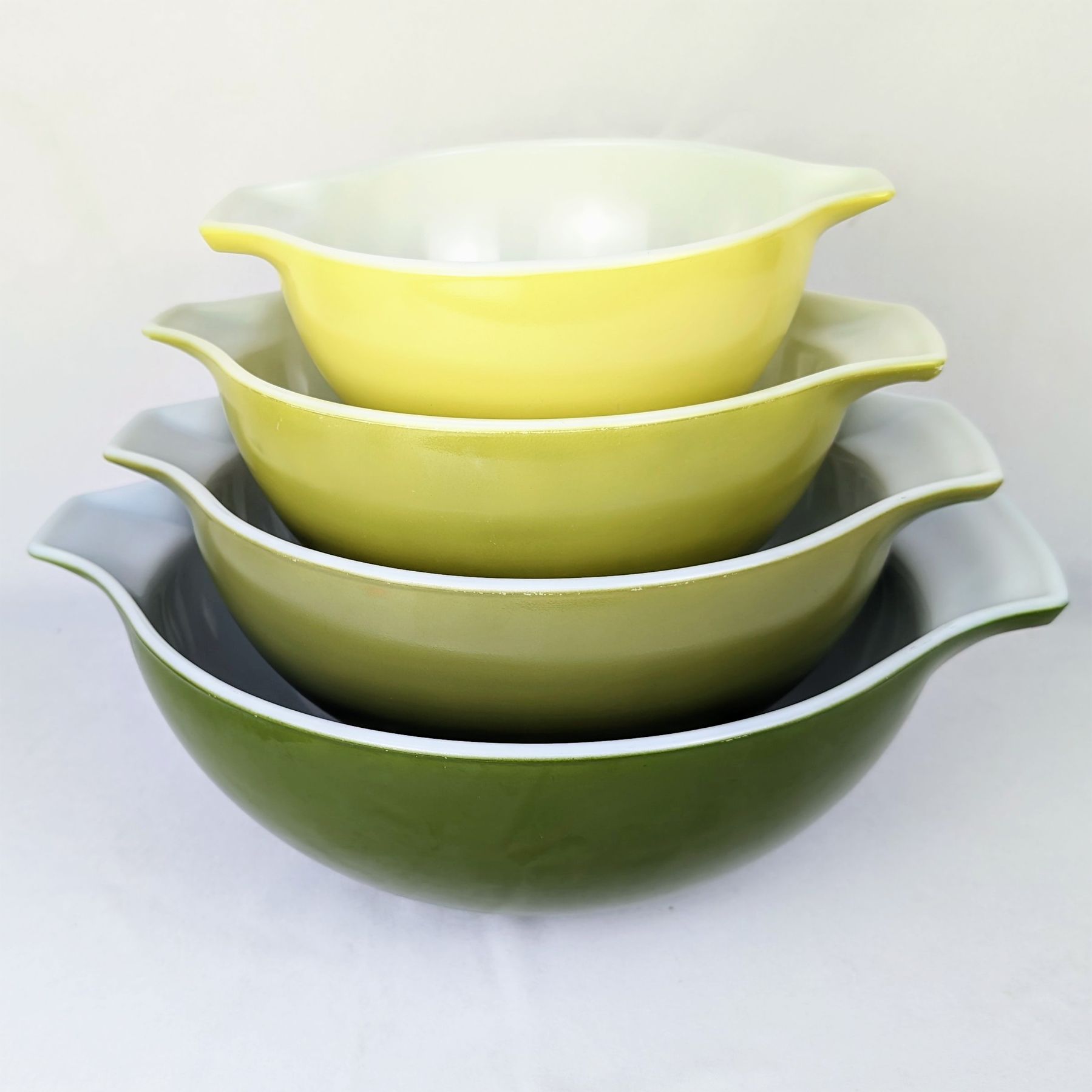 Set of 4 Vintage Pyrex Gradient Color Stacking Mixing Bowls