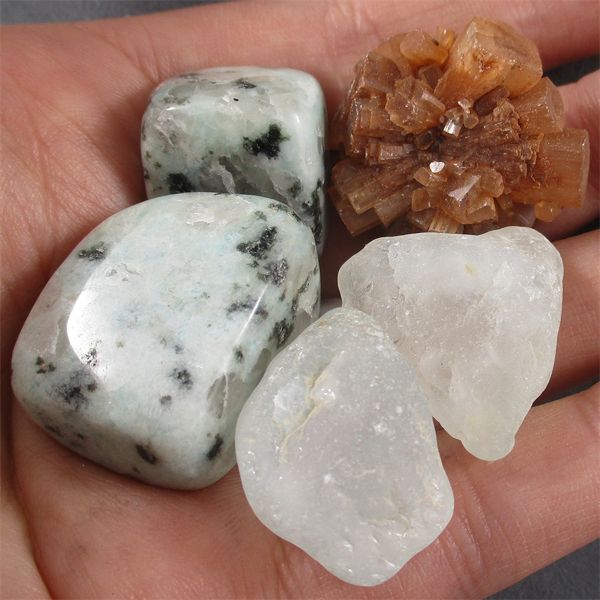 Lot of Raw Blue Topaz, Aragonite Sputnik and Polished Kiwi Jasper 