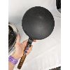 Image 8 : Set of 3 Aluminum Pizza Pans, Cast Iron Frying Pan and other Kitchen Items