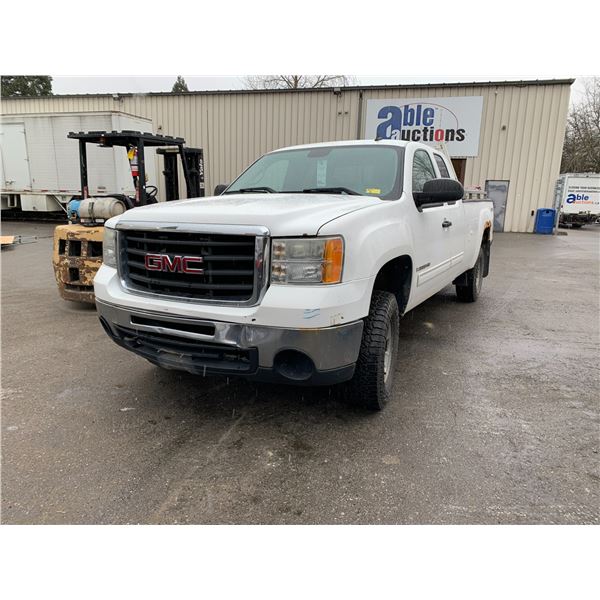 *R* 2009 GMC SIERRA, 2500 HD SLE, 4DR EXT CAB PU, WHITE, VIN 1GTHK49K19E136727,