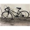 Image 2 : APOLLO SPORT 10 BLACK 10 SPEED ROAD BIKE * BROKEN CHAIN * NEEDS WORK *