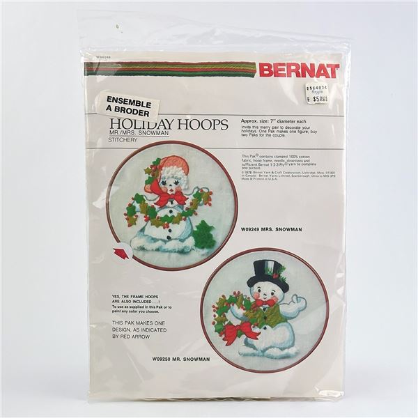 BERNAT HOLIDAY HOOPS - MRS SNOWMAN CRAFT KIT