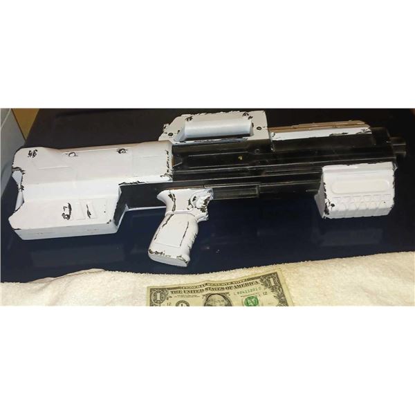 KINGSMAN SCREEN USED PULSE RIFLE A?