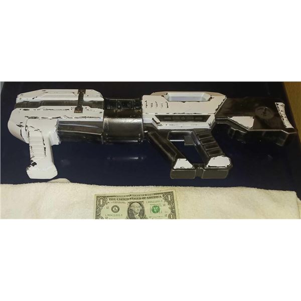 KINGSMAN SCREEN USED PULSE RIFLE B?