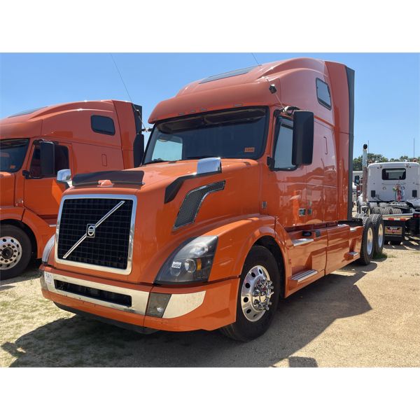 2016 VOLVO VNL64T Sleeper Truck