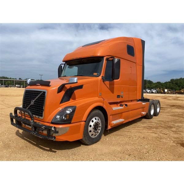 2016 VOLVO VNL64T Sleeper Truck
